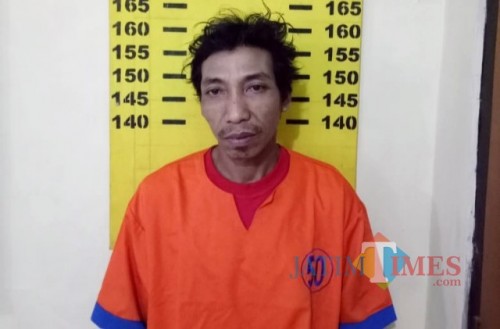 Tersangka Hasan Basri alias Tosan, saat di tahanan Mapolsek Songgon