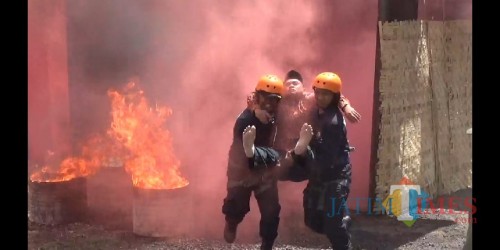 Suasana penyelamatan warga saat kebakaran (Arifina Cahyanti Firdausi/ MalangTIMES)