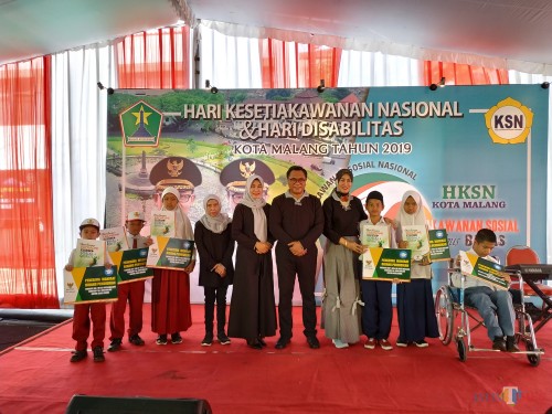 Foto bersama penerima bantuan dari Dinsos bersama Sofyan Edi Jarwoko dan istri Wali Kota Malang Widyawati Sutiaji (Hendra Saputra)