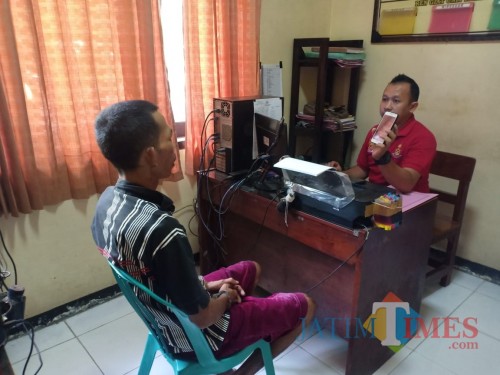 Pelaku saat diperiksa anggota Polsek Jombang (foto : Ulum / JatimTIMES)