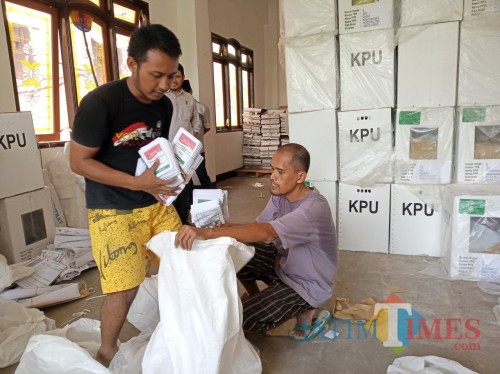 Pengosongan kotak suara oleh KPU Kota Blitar.(Foto : Malik Naharul/BlitarTIMES)