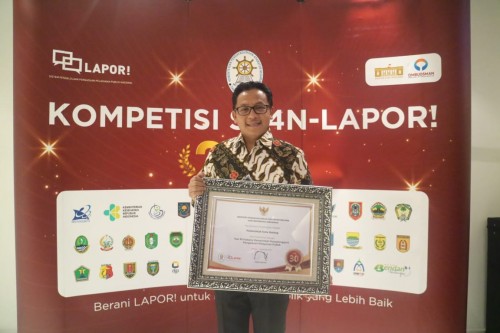 Wali Kota Malang Sutiaji saat menerima penghargaan Top 30 Pengelolaan Pengaduan Pelayanan Publik 2019 dari Kementerian Pendayagunaan Aparatur Negara dan Reformasi Birokrasi (Humas Pemkot Malang for MalangTIMES).