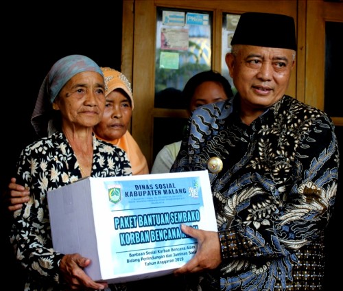 Bupati Malang Sanusi dalam suatu acara pemberian bansos bagi warganya (Humas Pemkab Malang)