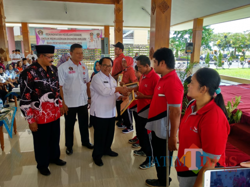 Bupati Blitar Rijanto memberikan apresiasi dan penghargaan kepada penyandang disabilitas berprestasi di bidang olahraga.(Foto : Malik Naharul/BlitarTIMES)
