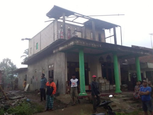 Kondisi belasan rumah warga yang rusak dan pohon tumbang setelah diterjang angin kencang (Foto : PMI Kabupaten Malang for MalangTIMES)