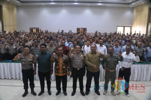 Kapolresta Kediri AKBP Miko Indrayana saat menggelar pelatihan bersama para personil. (eko Arif s /JatimTimes)