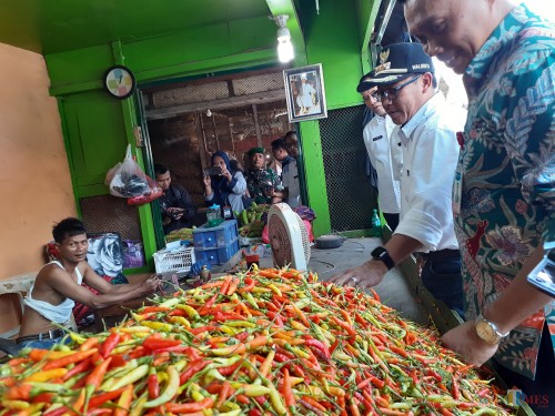 Wali Kota Malang Sutiaji (bertopi) saat melakukan tinjauan ke Pasar Induk Gadang (Arifina Cahyanti Firdausi/MalangTIMES)