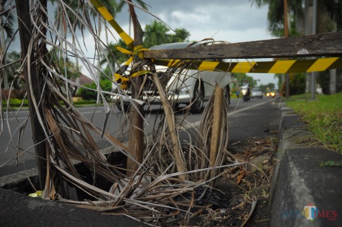Salah satu drainase yang ramp besi penutupnya hilang dan diberikan penanda dengan menggunakan garis pembatas (Dok. MalangTIMES)