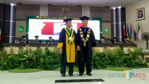 (kiri ke kanan) Guru besar Ilmu Komputer UIN Malang Prof Dr Suhartono SSi MKom dan Rektor UIN Malang Prof Dr Abd Haris MAg. (Foto: Imarotul Izzah/ MalangTIMES)