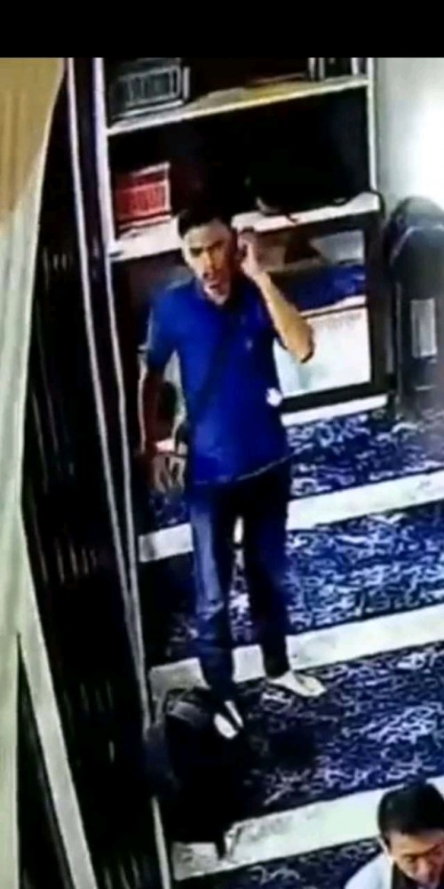 Potongan gambar pelaku yang aksinya terekam CCTV Masjid (ist)