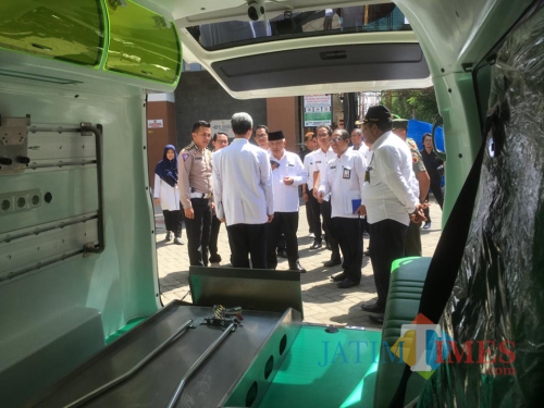 Bupati Malang HM Sanusi (tengah pakai peci) saat melakukan evaluasi dan monitoring kesiapan PSC di RSUD Kanjuruhan (Foto : Ashaq Lupito / MalangTIMES)