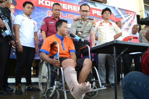 Tersangka Hariyanto (26) asal Ogan Komering Ilir (OKI), Sumatera Selatan, saat menjawab pertanyaan dari Kapolres Batu AKBP Harviadhi Agung Prathama di Mapolres Batu, Rabu (11/12/2019).