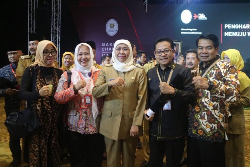 Wali Kota Malang Sutiaji (dua dari kanan) saat menerima penghargaan Pembangunan Zona Integritas 2019 (Foto: Humas Pemkot Malang)