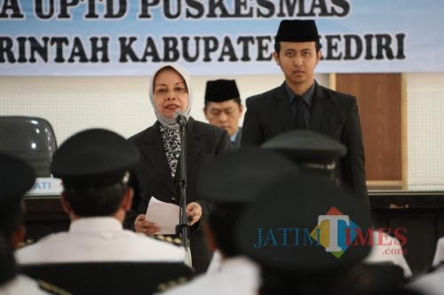 Bupati Kediri Hj Haryanti Sutrisno saat melantik 16 pejabat baru. (eko Arif s /JatimTimes)