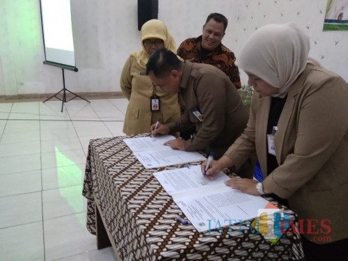 Penandatanganan kerja sama Pemkab Malang dengan pihak BNI dalam perlindungan PMI terkait layanan keuangan (Nana)