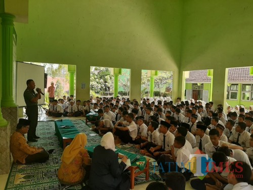 Danramil Selorejo memberikan materi wasbang kepada pelajar MTSN.(Foto : Team BlitarTIMES)
