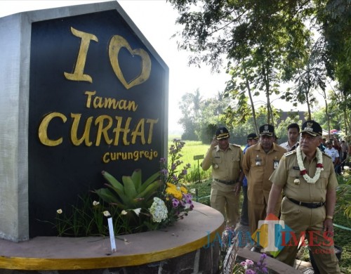 Bupati Malang Sanusi launching taman curhat di Desa Curungrejo, Kepanjen (Humas Pemkab Malang)