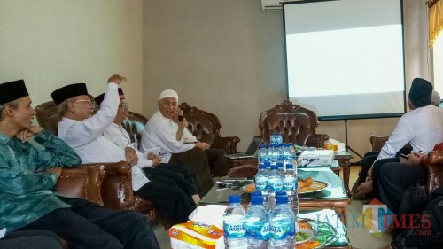 Sosialisasi Sistem Jaminan Halal, Pembina SPMHI Prof Bisri (membawa mic). (Foto: Imarotul Izzah/MalangTIMES)
