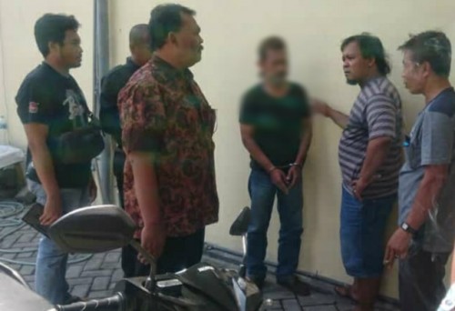 Kathon Harjito saat diamankan petugas Polsek Kota Tulungagung / Foto : Dokpol / Tulungagung TIMES