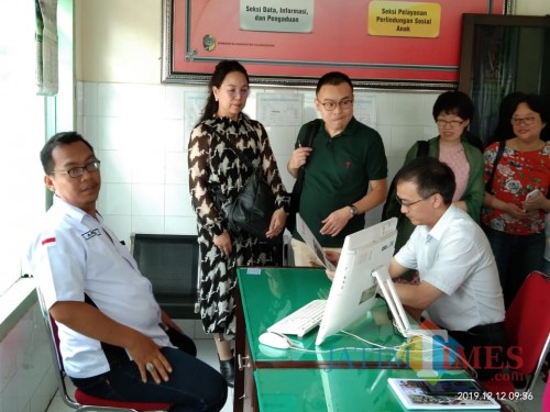 Yang Jian (kanan, baju putih ) menerima penjelasan dari petugas PSAI. (foto : Joko Pramono/Jatim Times)