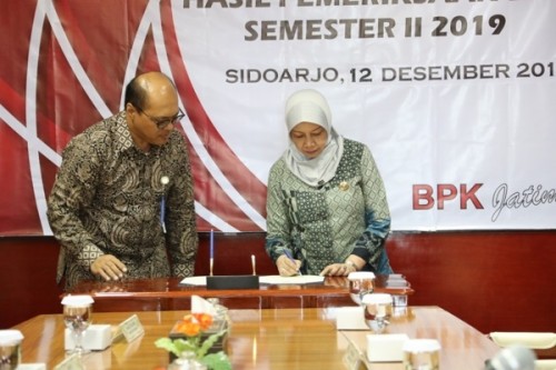 Bupati Kediri Hj Haryanti Sutrisno saat menghadiri penyerahan laporan hasil pemeriksaan BPK.(ist)
