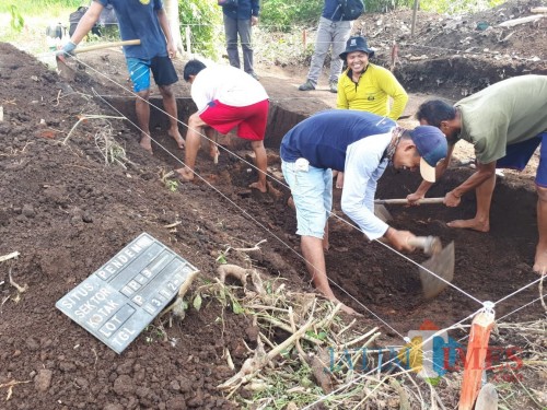 Petugas saat melakukan ekskavasi di Desa Pendem, Kecamatan Batu, Jumat (13/12/2019). (Foto: Irsya Richa/MalangTIMES)