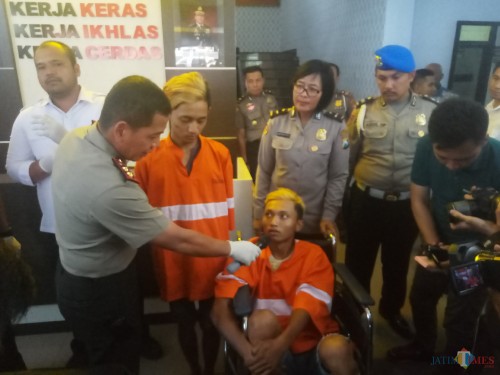 Kapolresta Malang, AKBP Leonardus Sinarmata saat menanyai pelaku tentang aksinya (Anggara Sudiongko/ MalangTIMES)