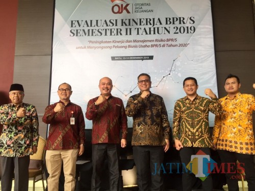 Kepala OJK (tiga dari kanan) Heru Cahyoni saat rilis di The Singhasari Resort Kota Batu, Jumat (13/12/2019). (Foto: Irsya Richa/MalangTIMES)