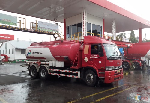 Mobil Pertamina saat akan mengirim pasokan BBM ke SPBU. (Arifina Cahyanti Firdausi/MalangTIMES)