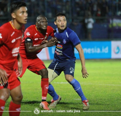 Hamka Hamzah (biru) saat berduel dengan pemain lawan (official Arema FC)