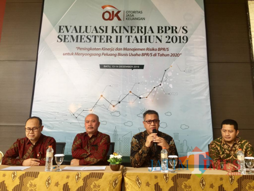 Kepala OJK (dua dari kanan) Heru Cahyoni saat rilis di The Singhasari Resort Kota Batu, Jumat (13/12/2019). (Foto: Irsya Richa/MalangTIMES)
