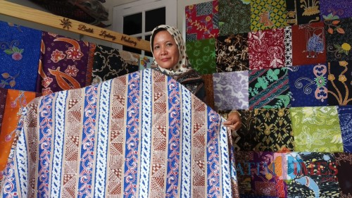 Owner Batik Lintang, Ita Fitriyah ST dan batik hasil karyanya bermotif Bunga Tlogosari (Pipit Anggraeni/ MalangTIMES).