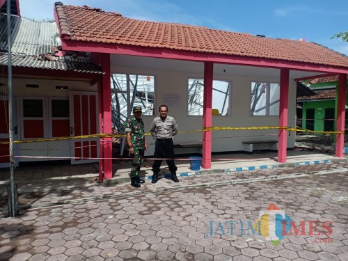 Ruang kelas 5 SDN Keting 2 Jombang yang ambruk diberi police line (foto : ulum / Jatim TIMES)