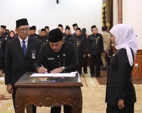 Gubernur Jatim Khofifah saat melakukan pelantikan