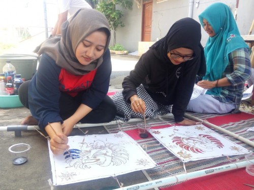 Keseruan Pewara Kodew saat pelatihan membatik. (Istimewa)