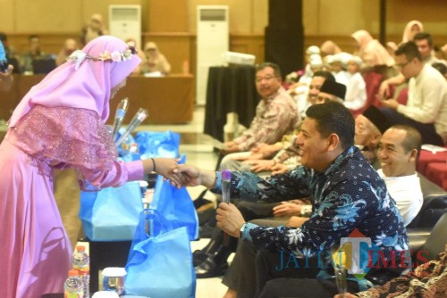Wali Kota Kediri Abdullah Abu Bakar saat menghadiri seminar pendidikan anak. (Eko Arif S/ JatimTIMES)