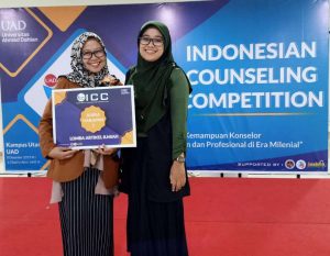 Laila Ummi Nadzifah (kiri) berhasil masuk dalam 10 besar dalam perlombaan Indonesia Counseling Competition (ICC) bersanding bersama Perguruan Tinggi (PT) ternama se-Indonesia (ist)