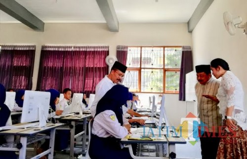 Pelajar SMP saat melaksanakan ujian di SMPN 1 Kota Batu. (Foto: Irsya Richa/MalangTIMES)