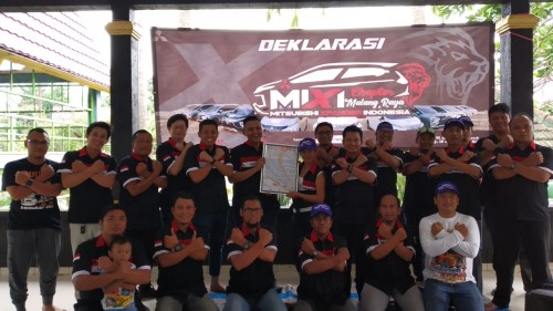 Penuh semangat, pengurus MiXI Malang Raya berfoto bersama dengan member dan MiXI dari berbagai daerah di Jawa Timur yang turut hadir dalam pengukuhan MiXI Malang Raya. (Pipit Amggraeni/MalangTIMES).