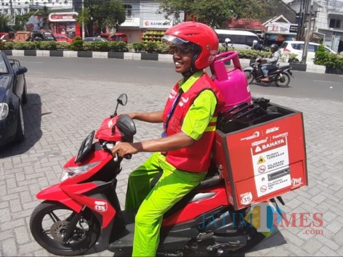 Kurir siap melayani pengantaran BBM dan Elpiji Pertamina Delivery Service (PDS) di Kota Malang (Arifina Cahyanti Firdausi/MalangTIMES)