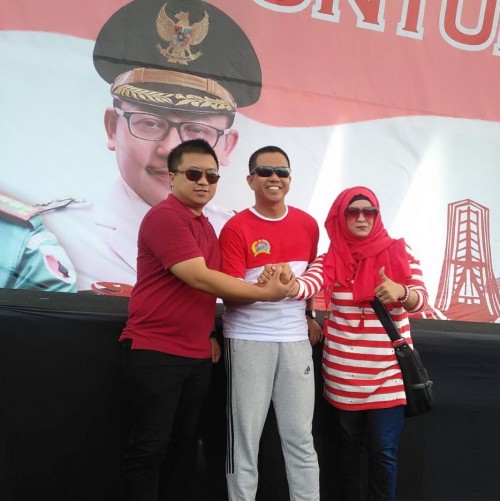 Dari kiri Ketua HIKAPAD DOC Kota Malang Afan Ari Kartika, Danrem 083 BDJ Kolonel Inf Zainudin dan tokoh Perempuan Kota Malang Nelly memberikan salam komando saat acara.