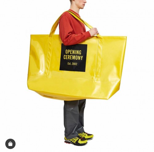 Tas raksasa dari Opening Ceremony (Source: Instagram @openingceremony)