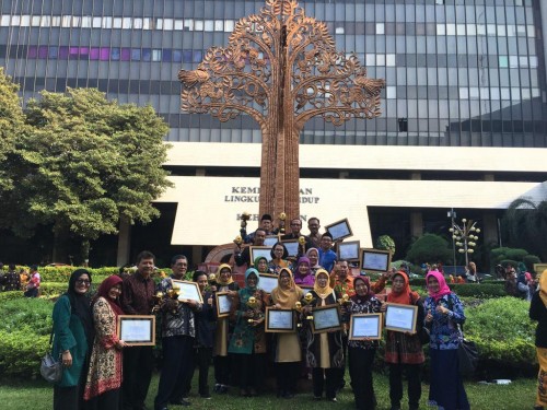 Foto bersama DLH Kota Malang setelah mendapat penghargaan Adiwiyata dari KLHK (DLH Kota Malang for MalangTIMES)