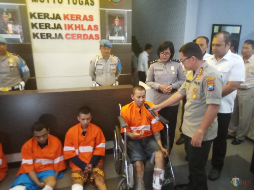 Kapolres Malang Kota, AKBP Leonardus Sinarmata, saat menanyai pelaku Sokib tentang asal muasal gergaji (Anggara Sudiongko/MalangTIMES)