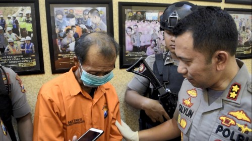 Pelaku diinterogasi oleh Kapolres Trenggalek