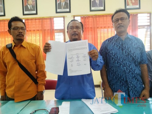 Heri Widodo, bersama 9 Anggota Komite menunjukkan surat hak jawab dan somasi yang dilayangkan ke media online dan sejumlah LSM / Foto : Anang Basso / Tulungagung TIMES