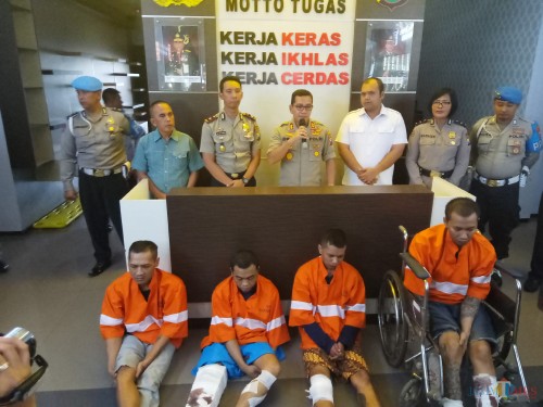 Kapolresta Malang Kota, AKBP Leonardus Sinarmata (memegang mikrofon) saat merilis keempat tahanan yang kabur (Anggara Sudiongko/MalangTIMES)