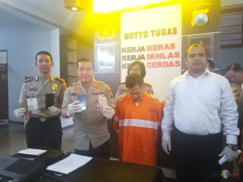 Kapolresta Malang Kota, AKBP Leonardus Sinarmata saat menunjukkan barang bukti (Anggara Sudiongko/MalangTIMES)