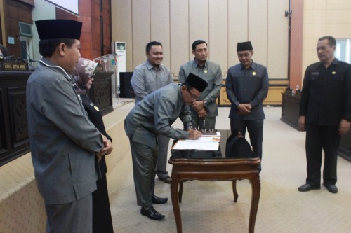 Ketua DPRD Jombang Masud Zuremi menandatangani draf R-APBD 2020 dan draf dana cadangan untuk mal pelayanan publik. (Istimewa)