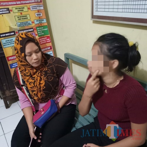 Korban saat di Polsek Karangrejo untuk laporan. / Foto : Dokpol / Tulungagung TIMES